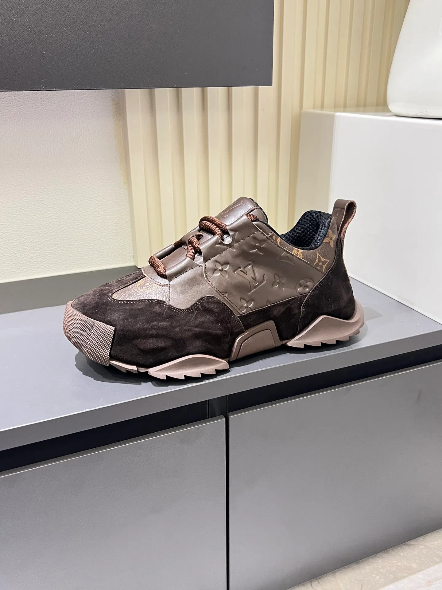 p600 "LOUI* VUITTO*" popular men's casual shoes, genuine development in Italy 💯Purchasing level quality ✔️The upper is made of first-layer cowhide, comfortable and soft sheepskin feet ⚡️ Fashionable and versatile, the toe last shape is firm and full, the soles are made from original LV molds and can be freely entered and exited the counter. Light and comfortable on the feet~Purely handmade, details determine quality! Size:39-44!